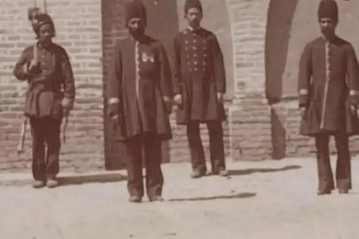 سفر در زمان؛ «نماز خواندن مامور قاجاری» در نزدیکی یک کاروانسرا