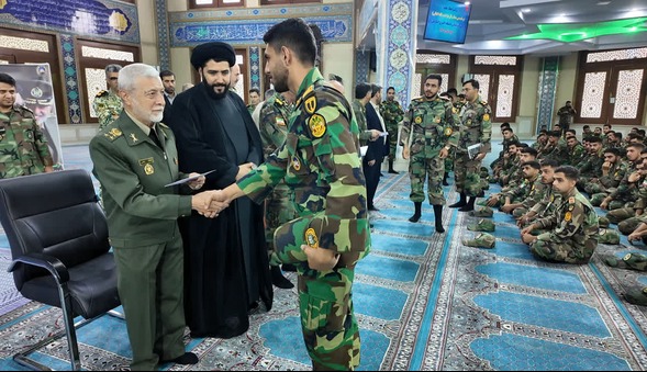 اعطای هدیه فرمانده کل قوا به دانشگاه افسری امام علی ارتش