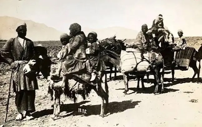 سفر در زمان؛ عبور مردان خر سوار از نزدیک یک پل در جادۀ رشت؛ دوران قاجار