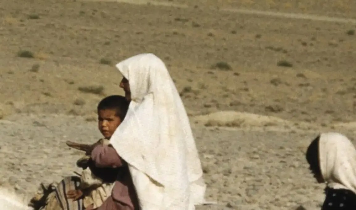 سفر در زمان؛ زن روستایی و فرزندش سوار بر الاغ در بیابان؛ سال ۱۳۵۵