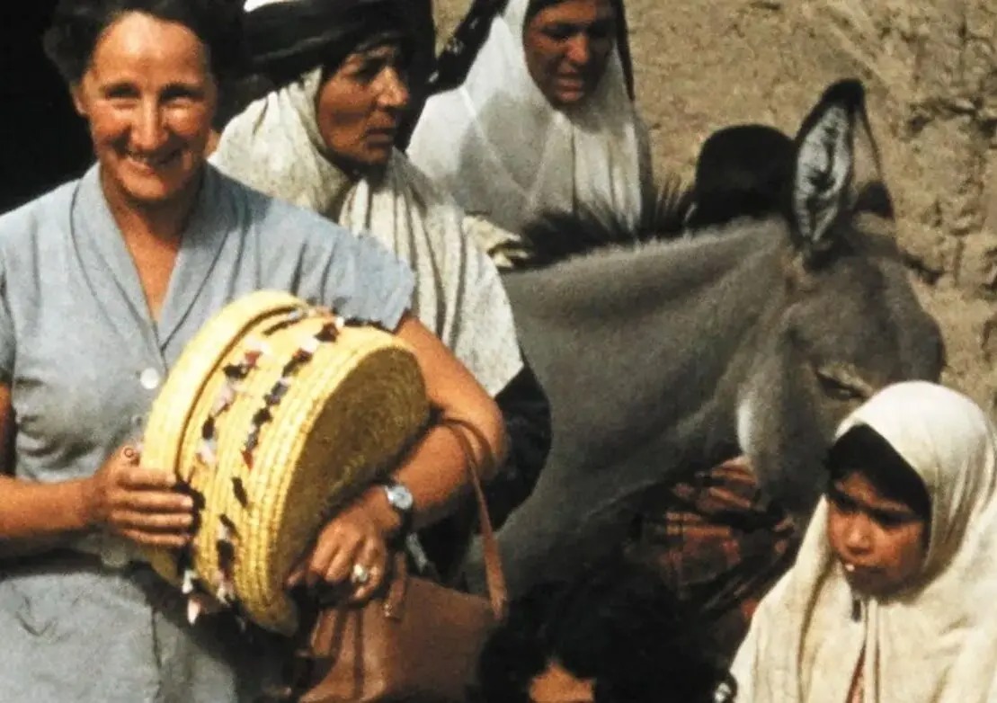 سفر در زمان؛ زن سوییسی با سبد حصیری در یکی ازروستاهای ایران؛ سال ۵۵